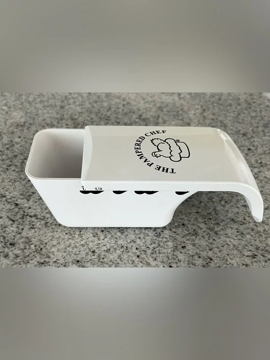 The Pampered Chef White Measuring Scoop