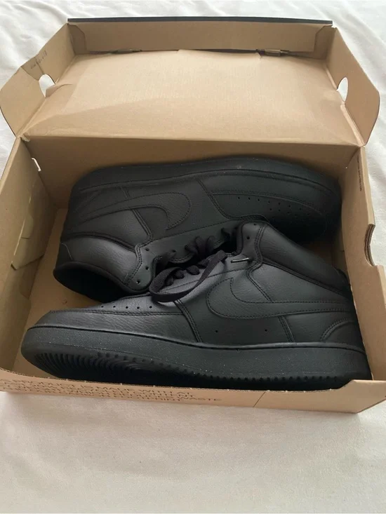 Nike Men’s Black Low-Top Leather Sneakers