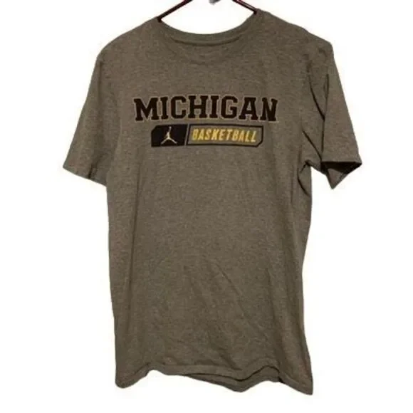 Michigan Basketball Size Medium The Nike Tee Athletic Cut T-Shirt