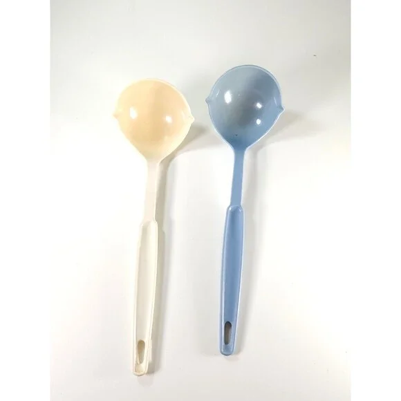 Lot of 2 Vtg Ekco Plastic Soup Ladles Dual Pour Spout Blue & Almond Cream USA