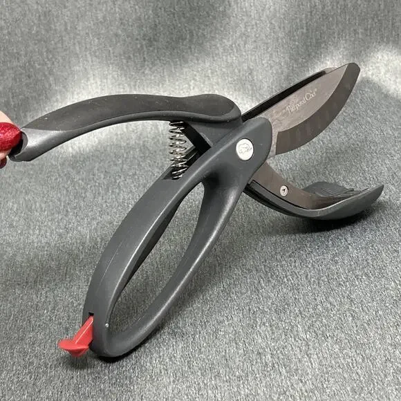 Pampered Chef Kitchen Shears Herb Stripper Safety Lock Black Scissors 6430