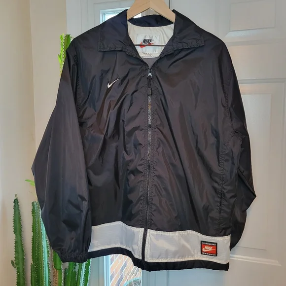 Vintage NIKE 90s Swoosh Logo Gummy Lable Zip Up Black White Windbreaker, Size XL
