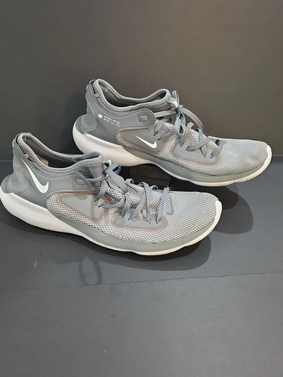 Nike Flex RN 2019 Men’s Light Grey Mesh Sneakers with White Swoosh Size 13