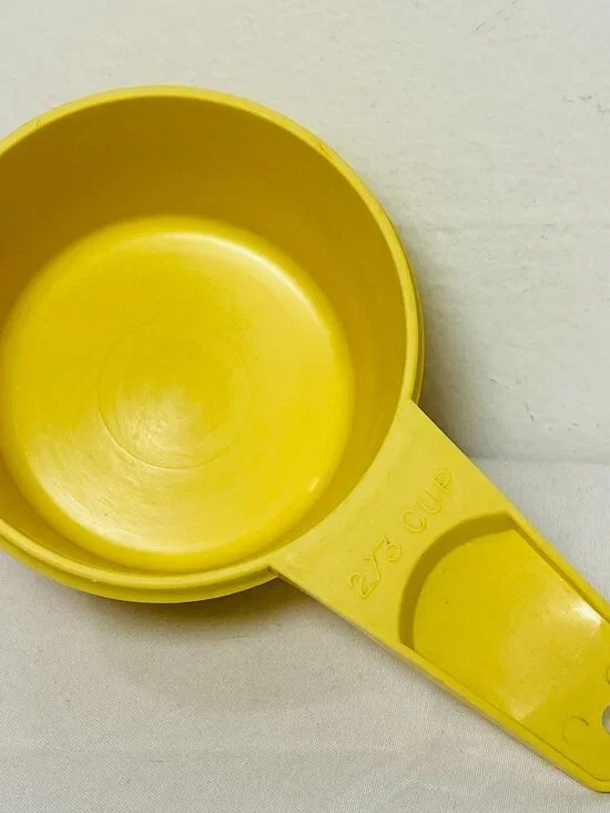 VNTG Tupperware 2/3 Cup Buttercup/Daffodil Yellow Measuring Cup #763, GUC