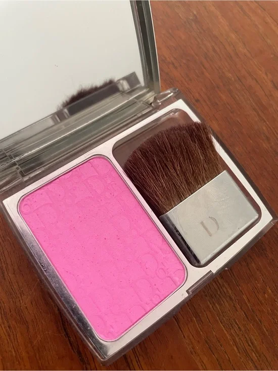 Dior Rosy Glow talc formulation larger pan 001 Petal