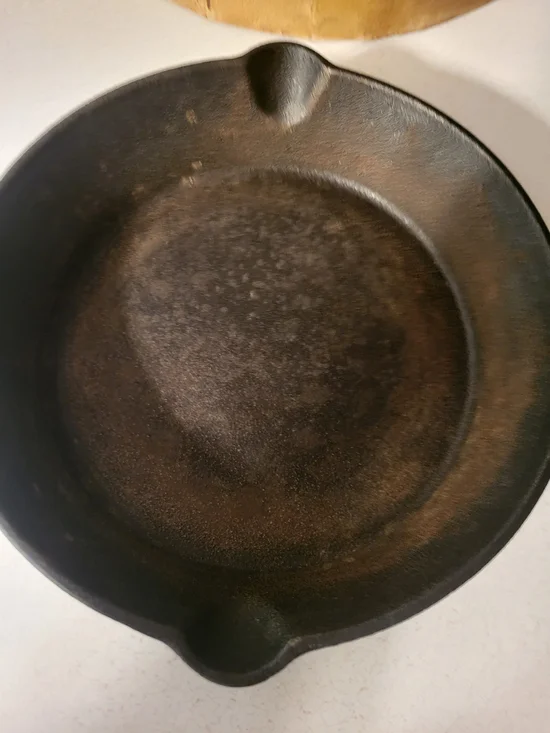 Cast Iron Skillet with Pour Spouts - Black