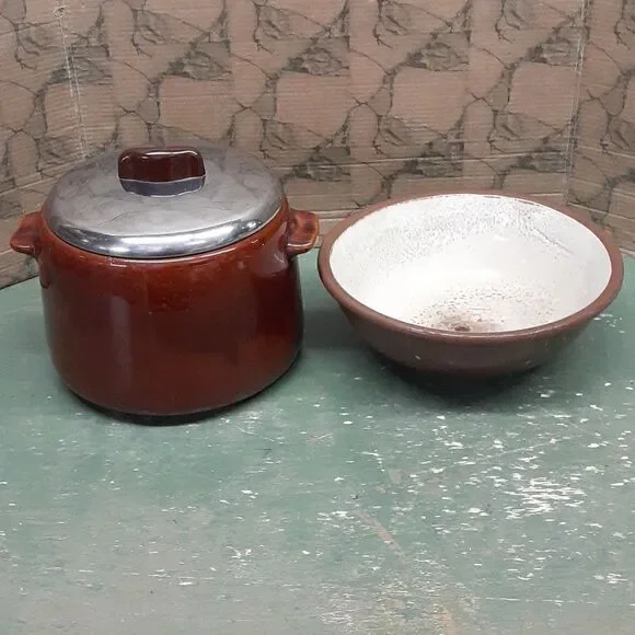 VTG 2 Qt Bean Pot Crock Server w/ vintage primitive stoneware mixing bowl‎