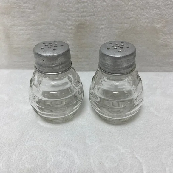 VTG Beehive Ribbed Salt & Pepper Shakers Aluminum Tops Art Deco Farmhouse Boho‎