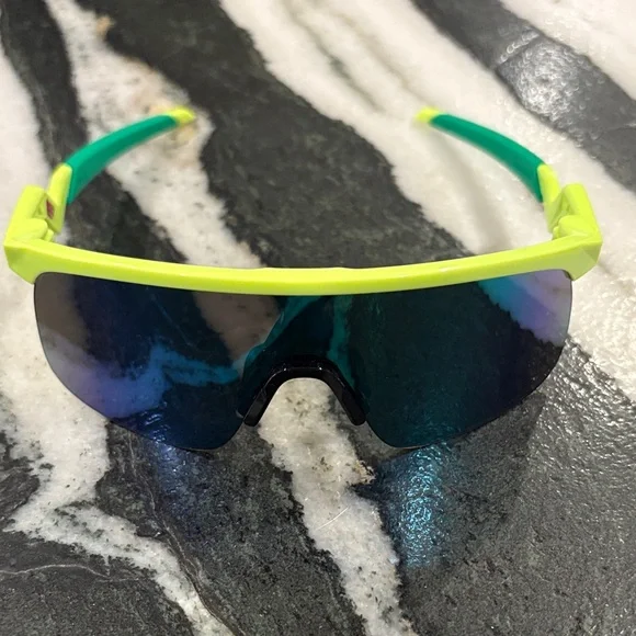 OAKLEY YOUTH RESISTOR SUNGLASSES - LIKE NEW! WORN 1X!