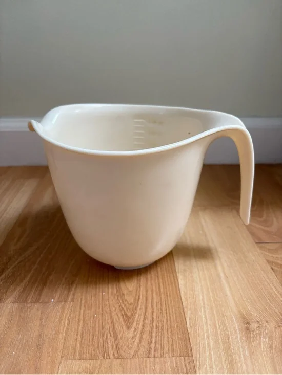 vintage Rubbermaid Grip & Mix batter bowl in white 6 Cup