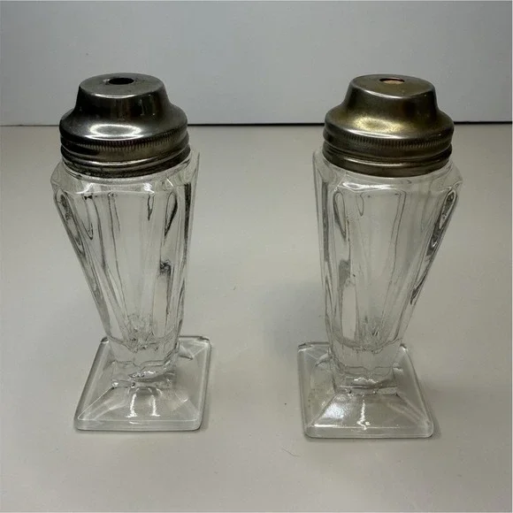 Airko free flow Set of 2 Clear Glass Ribbed Square Salt & Pepper Shakers