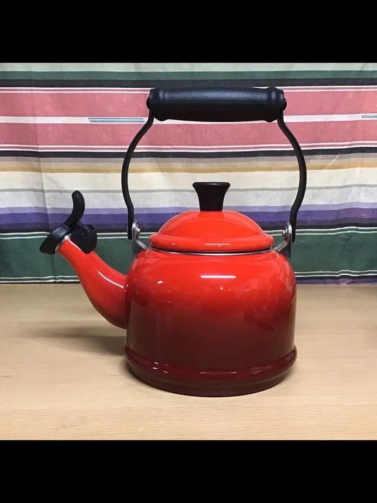 LeCreuset 1.25Quart / 1.1L , Classic Kettle, Red/Cerise/Ombre.