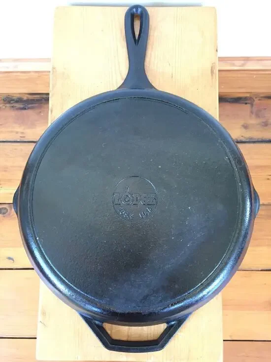 Vtg Lodge 10SK USA Cast Iron Round Corn Bread Skillet #10 Double Pour Spout 12