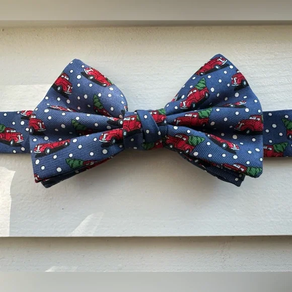 Vineyard Vines boys bow tie with Red and Green Holiday Design