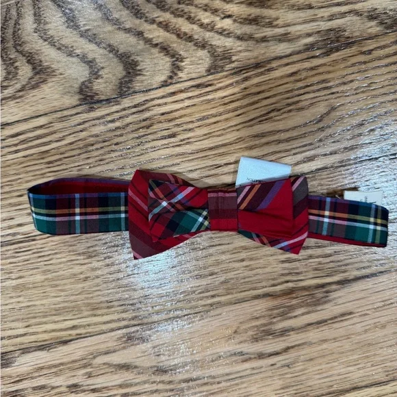 Elegant Red and Green Plaid Bow Tie