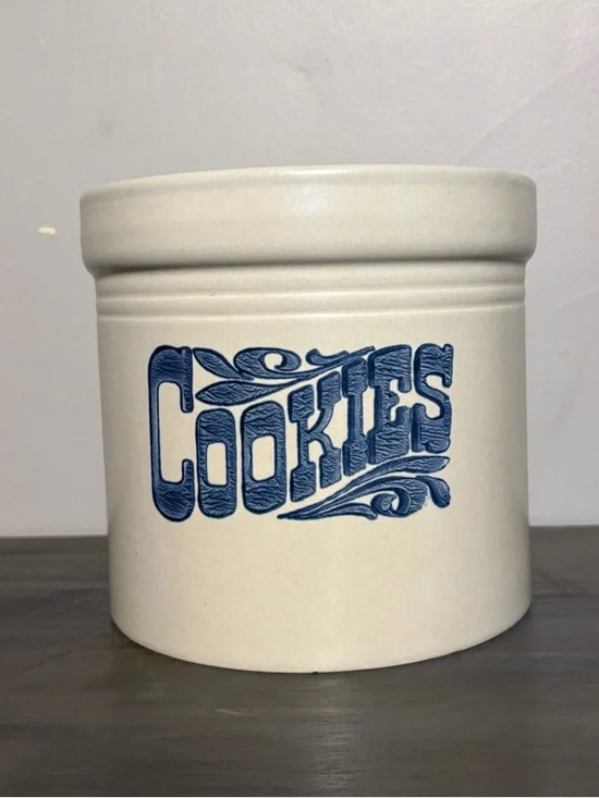 Yorktowne by Pfaltzgraff Stoneware cookies Canister. 2 1/2 qt 507
