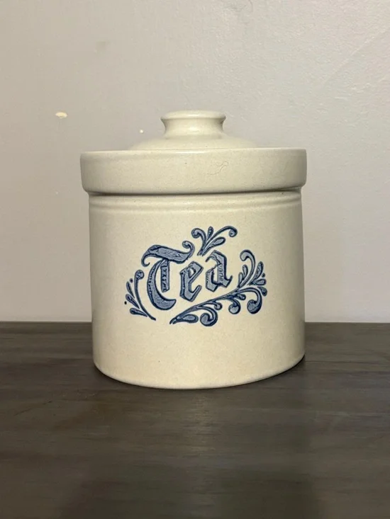 Yorktowne by Pfaltzgraff Stoneware tea Canister. 1 qt 509