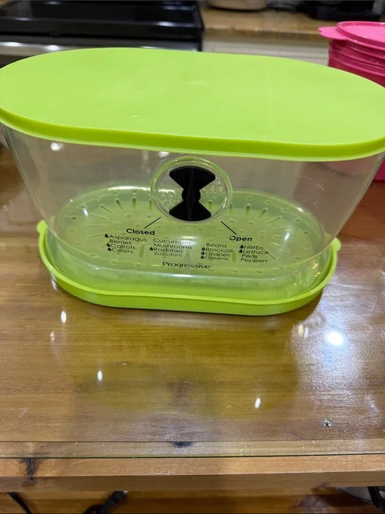 Green Produce Keeper with Vent Lid
