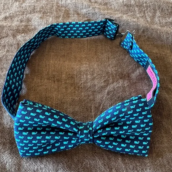 Vineyard Vines Adjustable bow tie  BLUE with light green/blue whale print - EUC