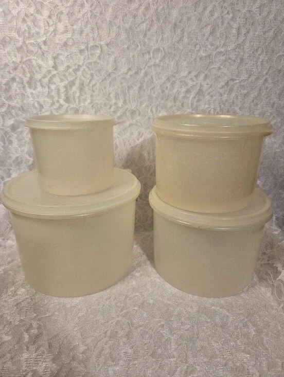 Tupperware: set of 4 Canisters With Lids