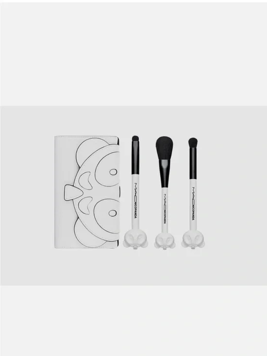 NEW!  MAC Cosmetics White Handle Makeup Brush Set with Black Bristles