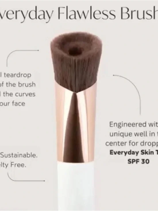 True Botanicals Everyday Flawless Brush - Taupe