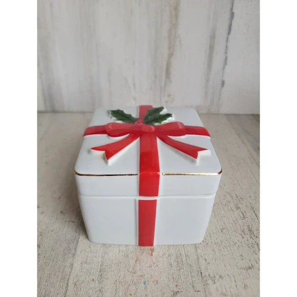 Mount‎ Clemens pottery vintage ceramic gift box container bow mistletoe unique