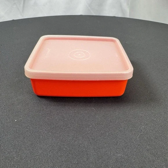 VTG Small Tupperware Plastic Storage Container #1516-1W/‎ Lid