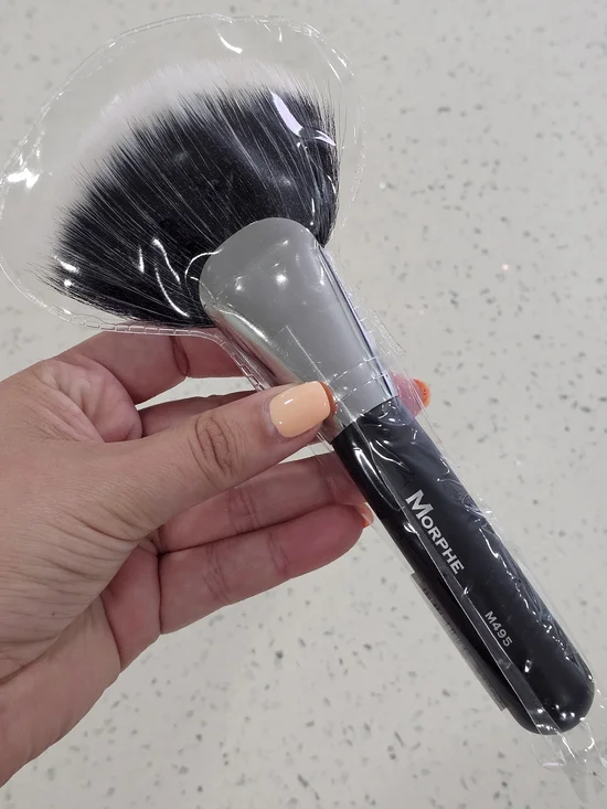 Morphe Fan Brush M495 in Black and White Bristles