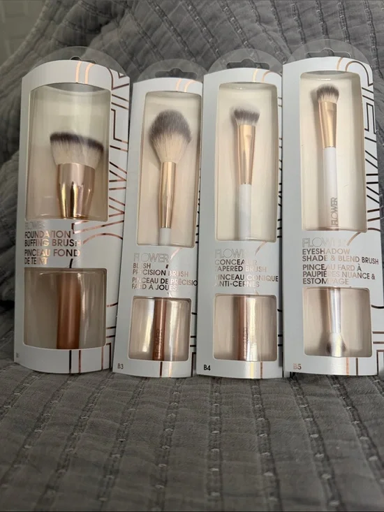 Flower 4 piece Makeup Brush Set-Foundation, Blush, Concealer, Dual Eyeshadow