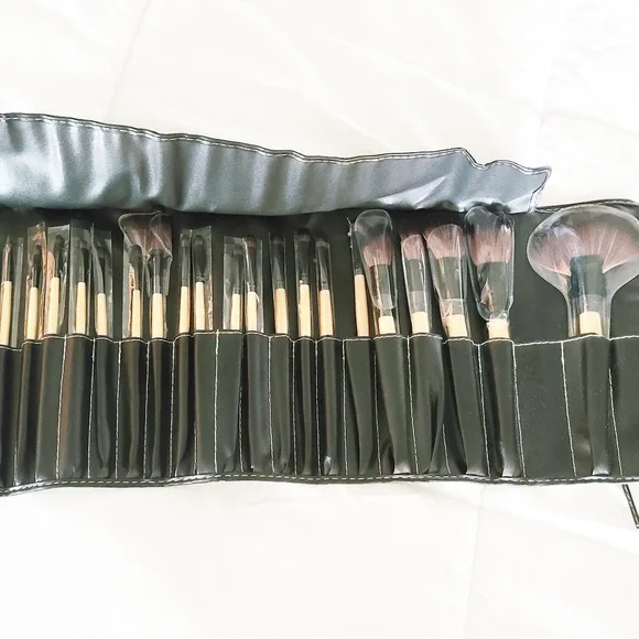 6/23 24PIECE MAKEUP BRUSH SET