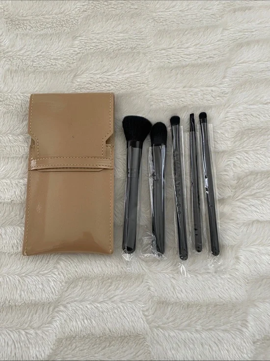 Makeup Brush Set with Beige Travel Case