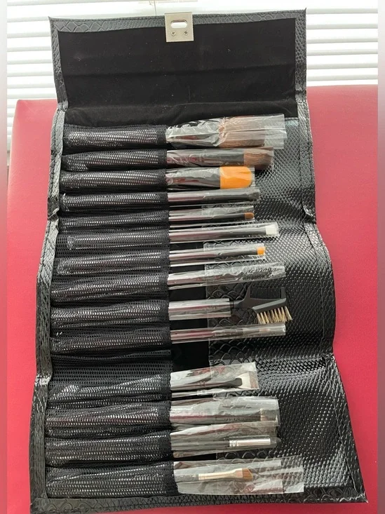 Professional 14/Piece Women Makeup Brush Set in Black New in Protective Sleeves
