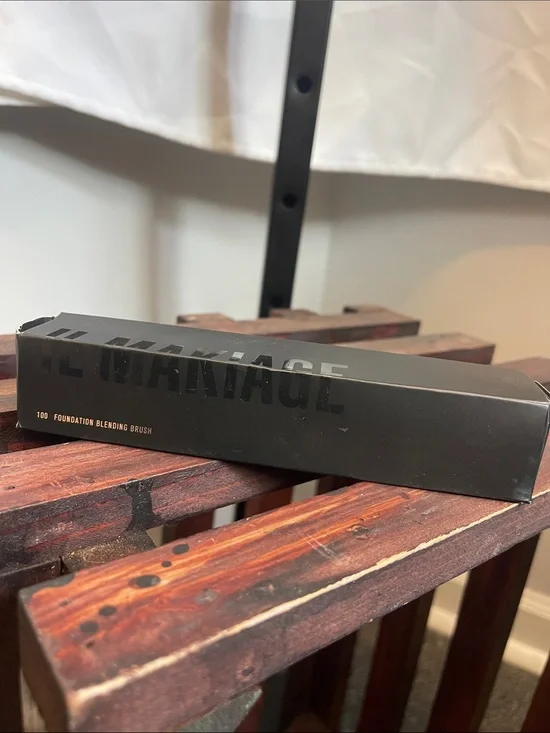 IL MAKIAGE Foundation Blending Brush - Black