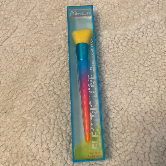 Real Techniques‎ Limited Edition Electric alive 046 Obsessed Complexion Brush
