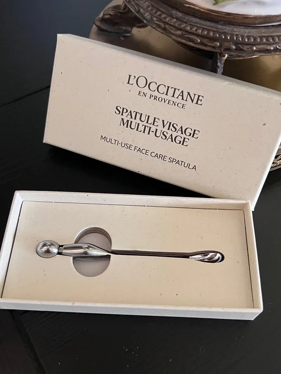 L'OCCITANE Silver Face Care Spatula in Metallic Finish