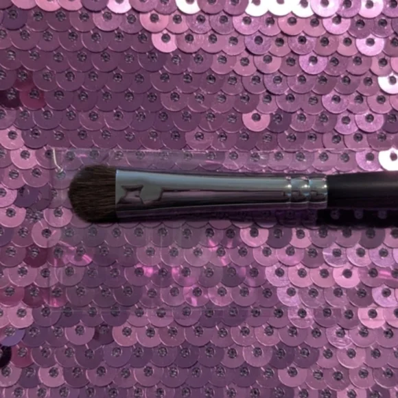 Chisel Fluff Brush Morphe M210 Small Chisel Fluff Brush - New In Package
