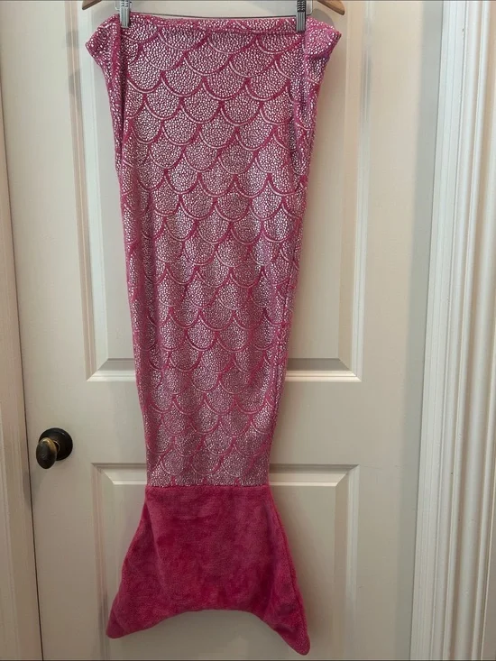 Unbranded Pink Slip In Mermaid Tail Fleece Blanket w/ Sparkle Scale Pattern OS