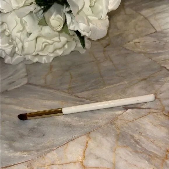 White and Gold Tapered Eyeshadow Crease Smudger Makeup Brush