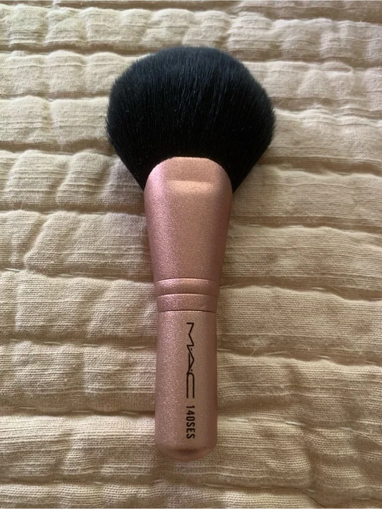 MAC Cosmetics 140SES Powder Brush in Rose Pink and Black