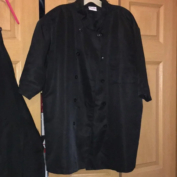 Unisex Chef coat in black. NWT short sleeve XL