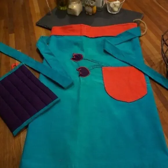AWD Woman's Tulips cotton corduroy waist apron with pocket and pot holder