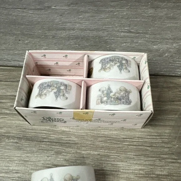 Precious Moments Napkin Rings Set of 4 White Excellent Christmas 1987 211974