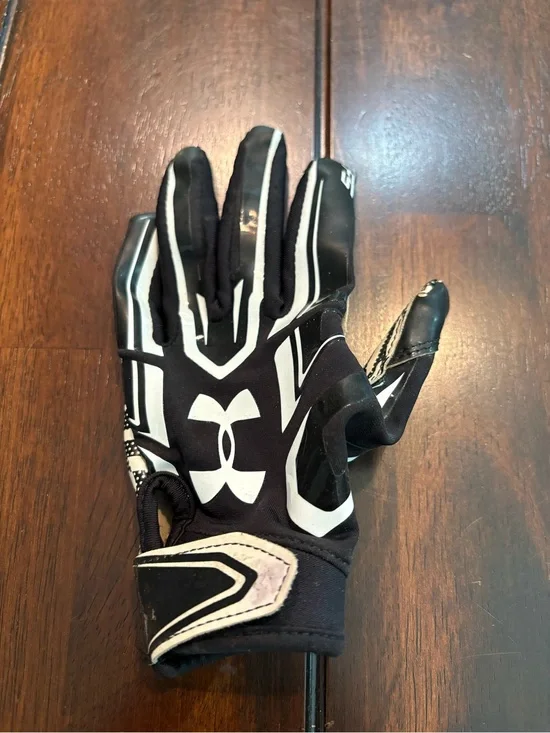 Under Armour Black and White Athletic Left Hand Glove (Football), Youth Small