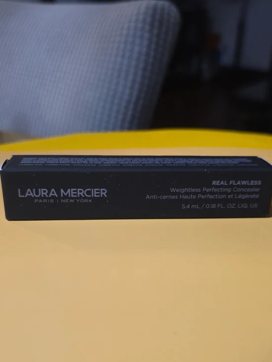 laura mercier Real Flawless Weightless Perfecting Concealer - Yellow Packaging