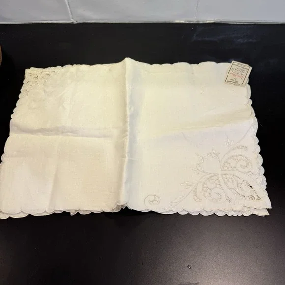 Vintage Irish‎ Linen & Lace Matching Placemats Lot of 4  Hand Embroidered