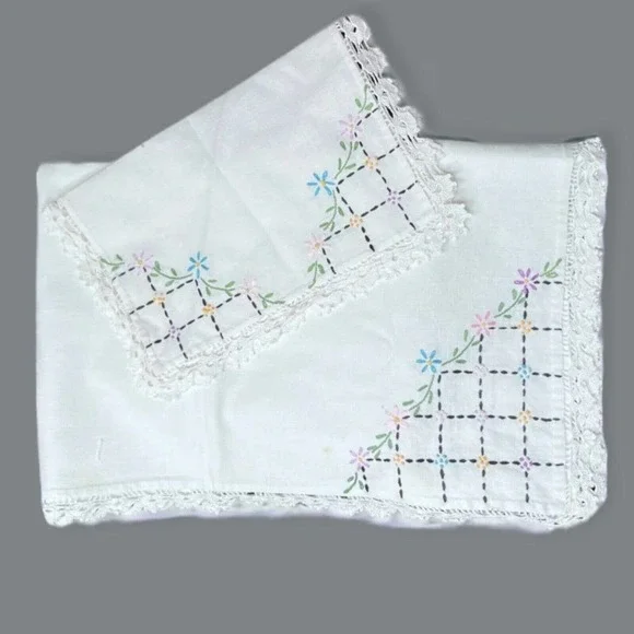 VTG Table Runner and Dresser Scarf Embroidered Floral w/ Crochet Edge 1 lg 1 sm‎