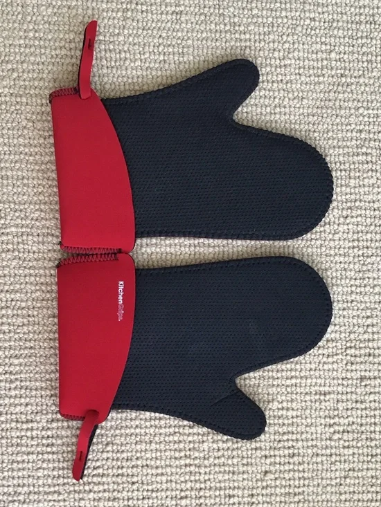 Brand new Kitchen hen Grips Chefs Red and Black Heat-Resistant Oven Mitts - Pair