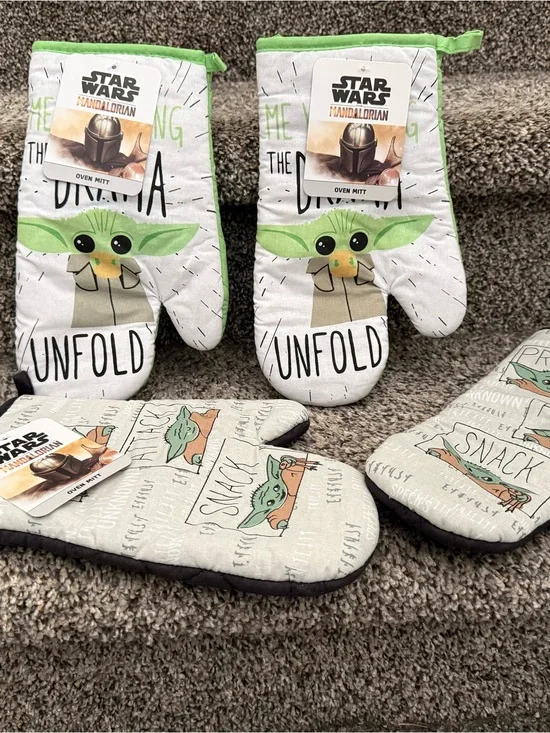 Star Wars The Mandalorian Grogu Oven Mitts - Green & Cream Set