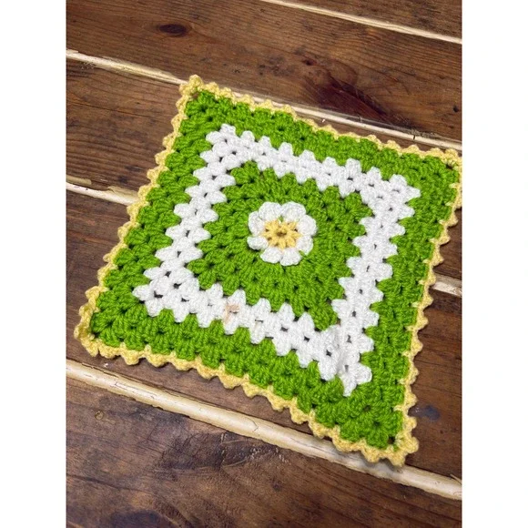 Vintage Handmade Crochet Granny Square Potholder Green White Daisy Flower 7.5in